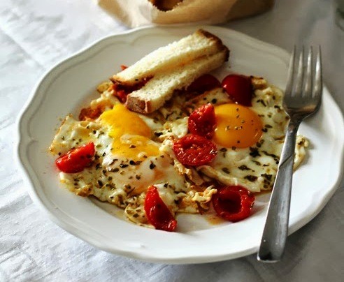 Uova al tegamino con pomodorini e origano