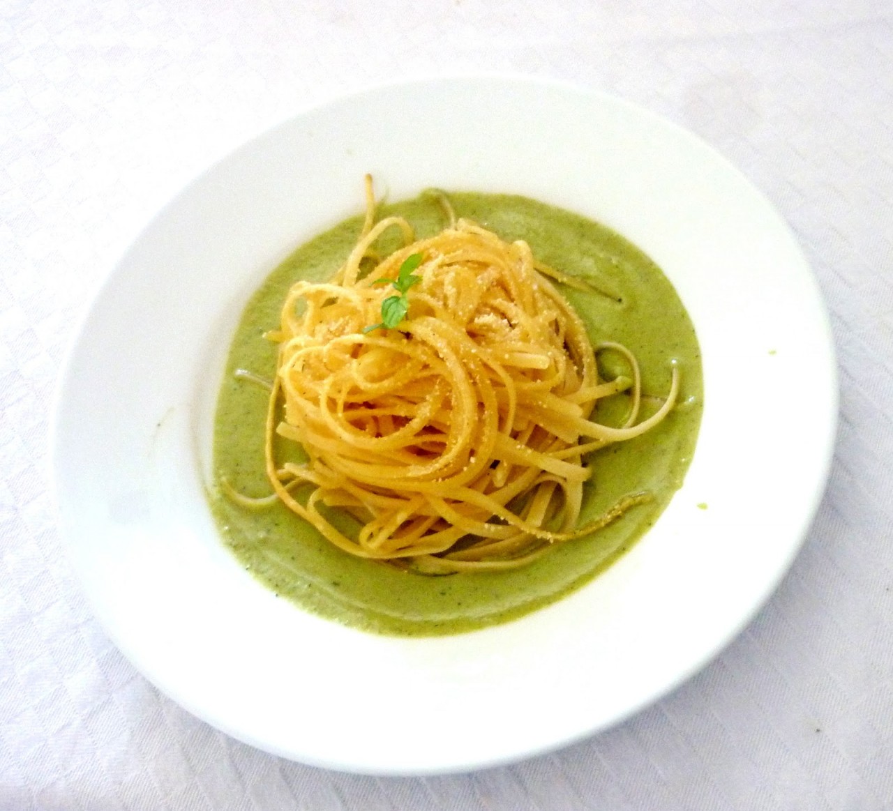 Nido di Spaghetti su crema di zucchine (costo= 3/4 euro)